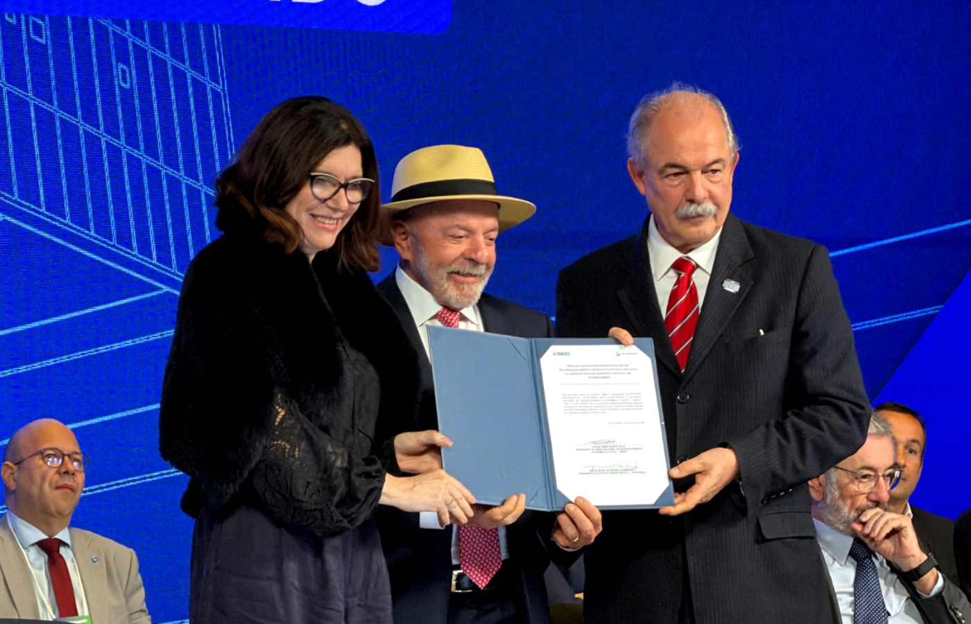 Presidente Lula entre Magda Chambriard, de Petrobras, y Aloizio Mercadante, de BNDES | Créditos: BNDES
