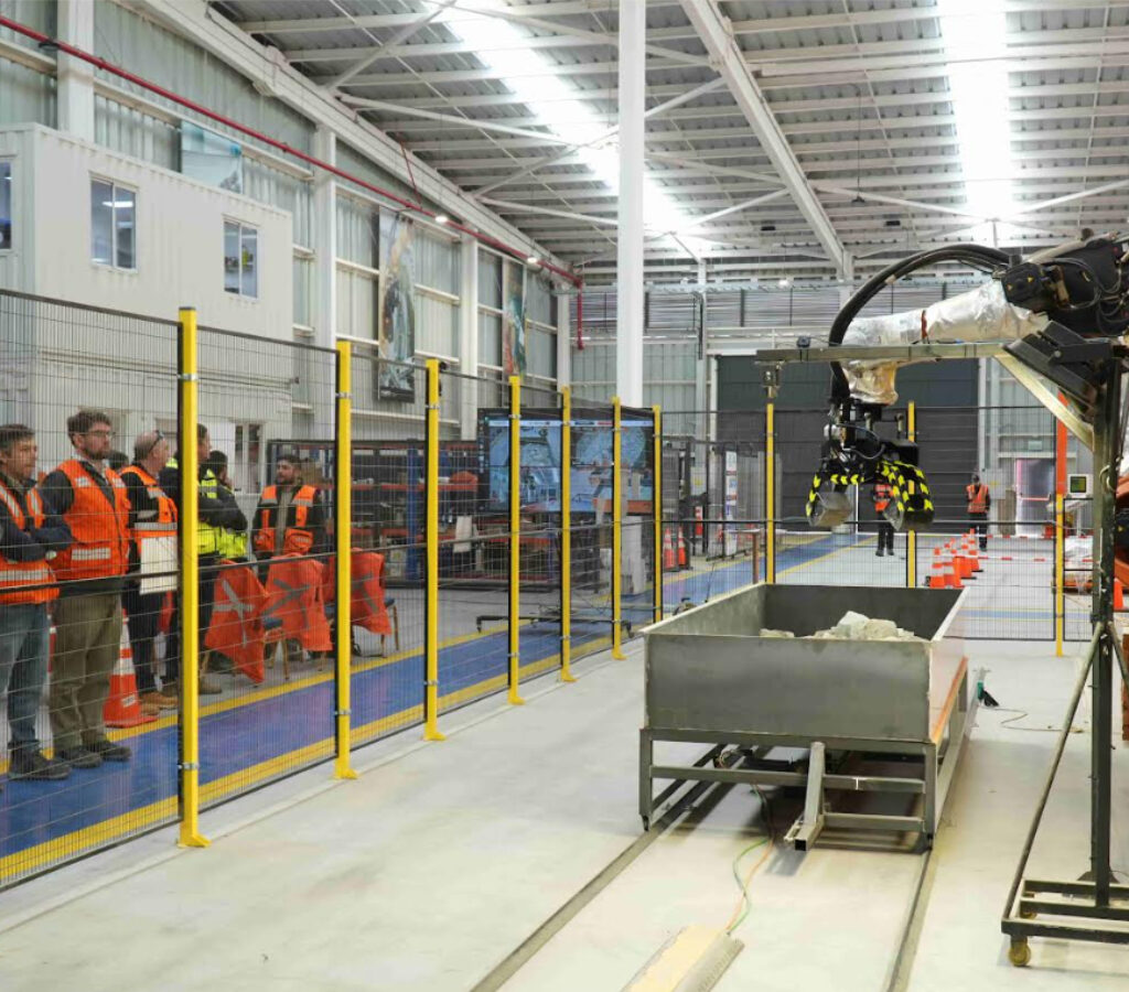 La iniciativa utiliza cámaras, inteligencia artificial y un brazo robótico telecomandado para detectar y extraer elementos que, por su origen o tamaño, puedan dañar equipos o interrumpir el proceso de chancado.| Foto: Codelco