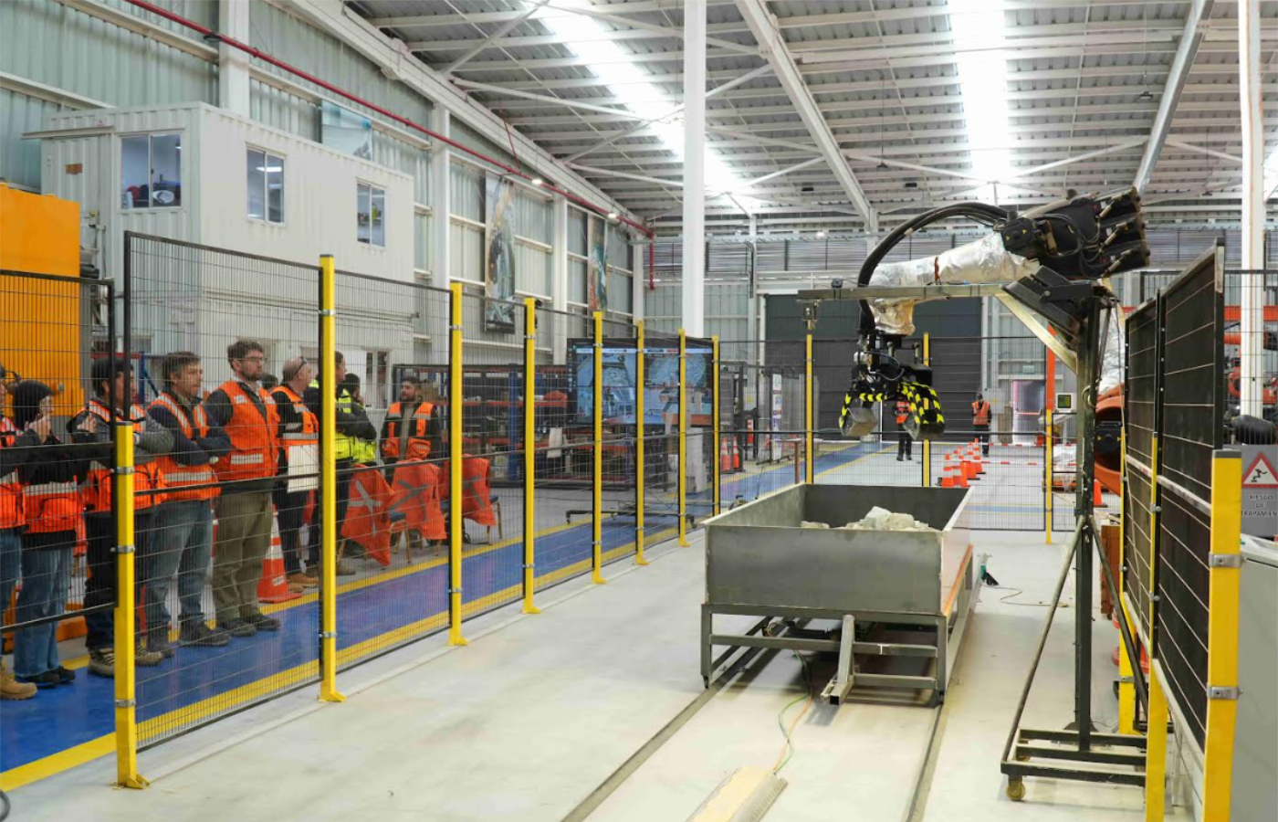 La iniciativa utiliza cámaras, inteligencia artificial y un brazo robótico telecomandado para detectar y extraer elementos que, por su origen o tamaño, puedan dañar equipos o interrumpir el proceso de chancado.| Foto: Codelco
