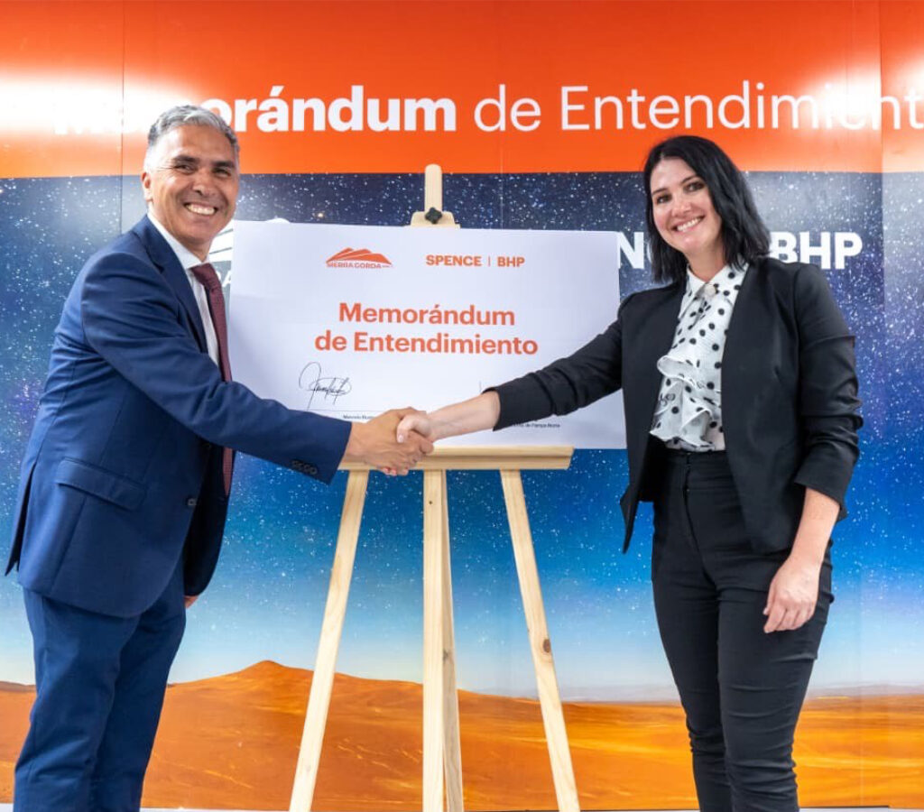 El acuerdo busca aprovechar la cercanía geográfica entre ambas faenas y explorar oportunidades de colaboración comercial que permitan generar economías de escala en ámbitos relevantes para sus respectivas operaciones.| Foto: BHP