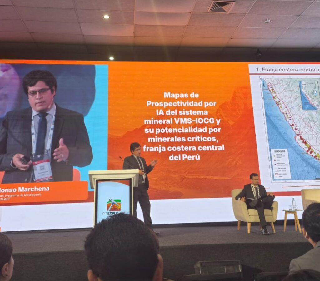 El Ing. Alonso Marchena presentó nuevos mapas predictivos para la identificación de minerales críticos en la costa central.| Ingemmet