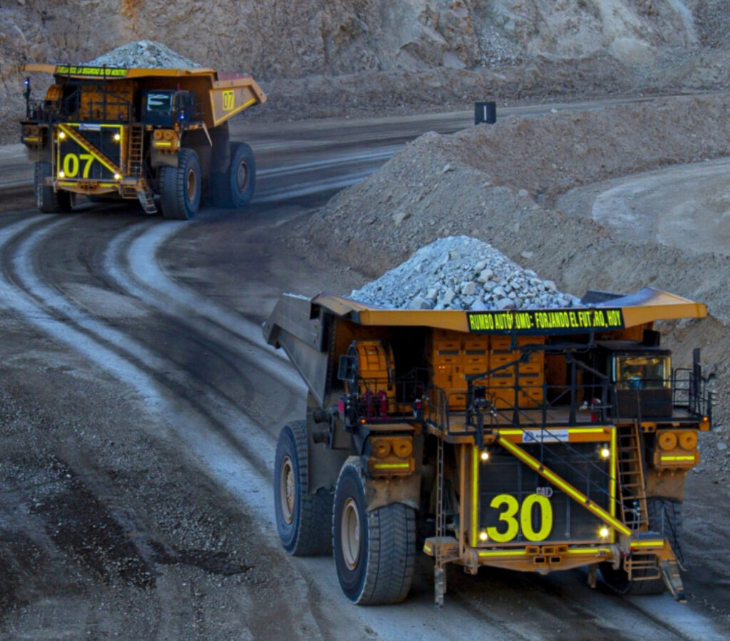 En Quellaveco opera una flota de camiones mineros autónomos integrada por 34 unidades del modelo Cat 794.| Foto: Ferreyros