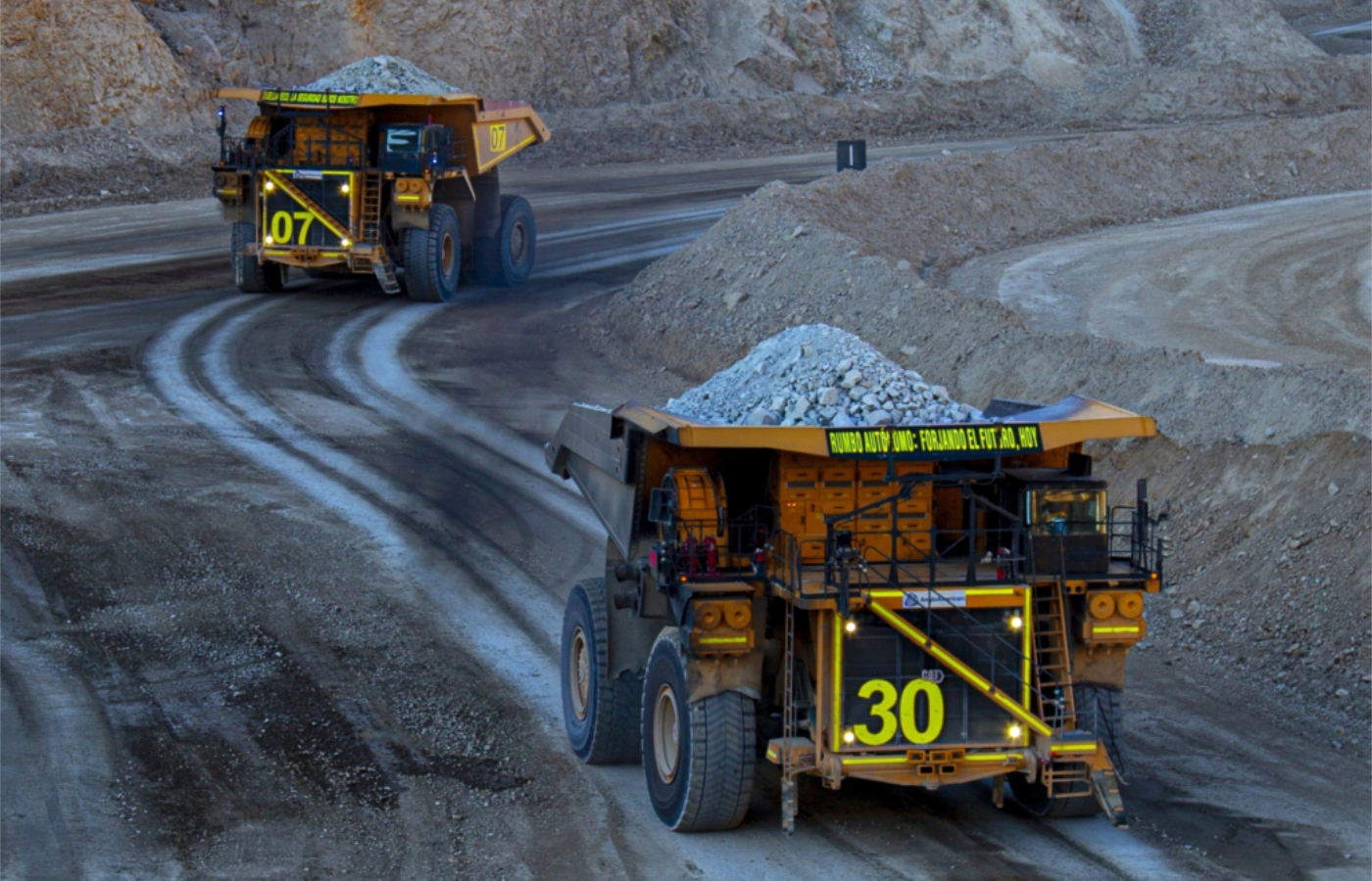 En Quellaveco opera una flota de camiones mineros autónomos integrada por 34 unidades del modelo Cat 794.| Foto: Ferreyros