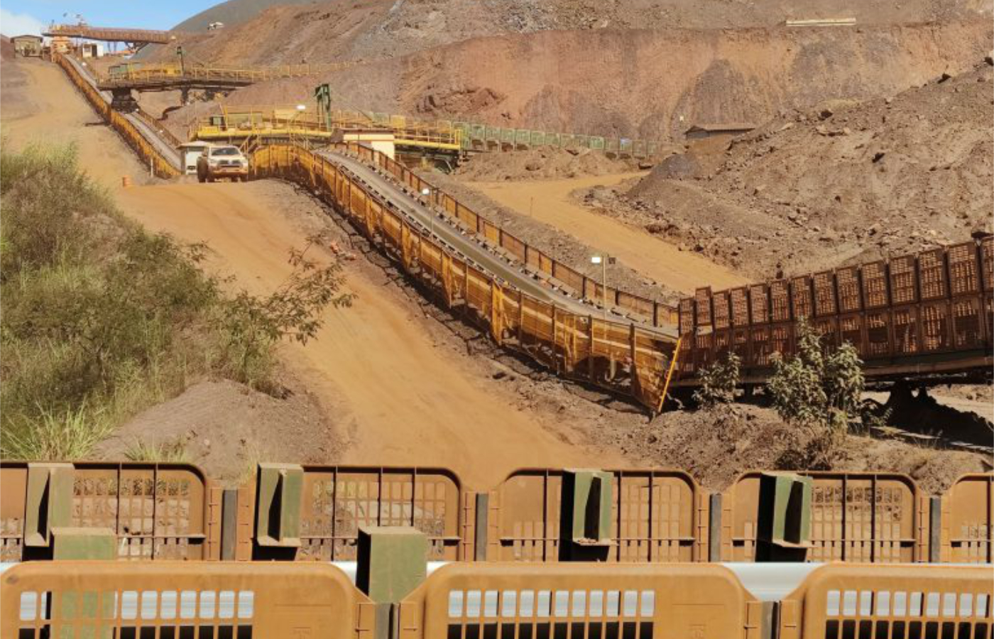 Un proyecto piloto en el Complejo Germano valida una tecnología que aprovecha el peso del mineral durante los tramos descendentes para reducir el consumo de electricidad y aumentar la eficiencia operativa.| Foto: Samarco