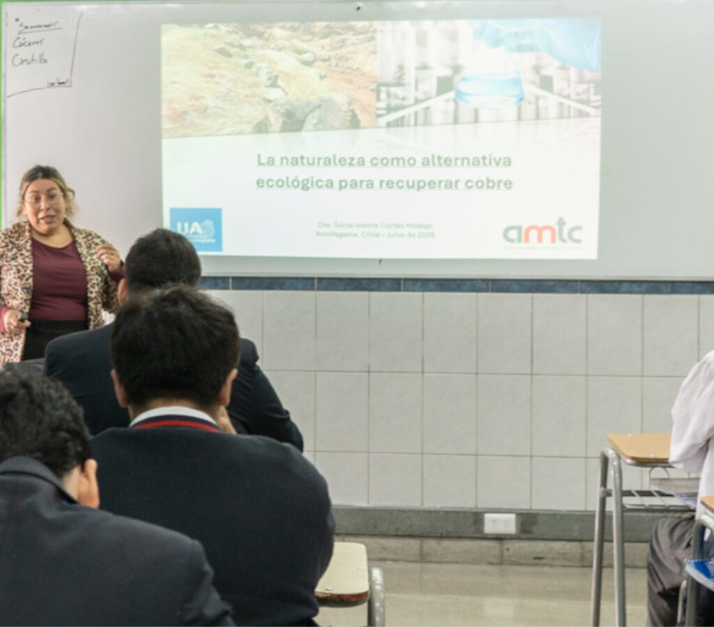 La Dra. Sonia Cortés, investigadora de la línea de Hidrometalurgia de Vanguardia del AMTC, presentó innovadoras tecnologías que utilizan biomateriales y solventes verdes para avanzar hacia una minería más sostenible.| Foto: AMTC