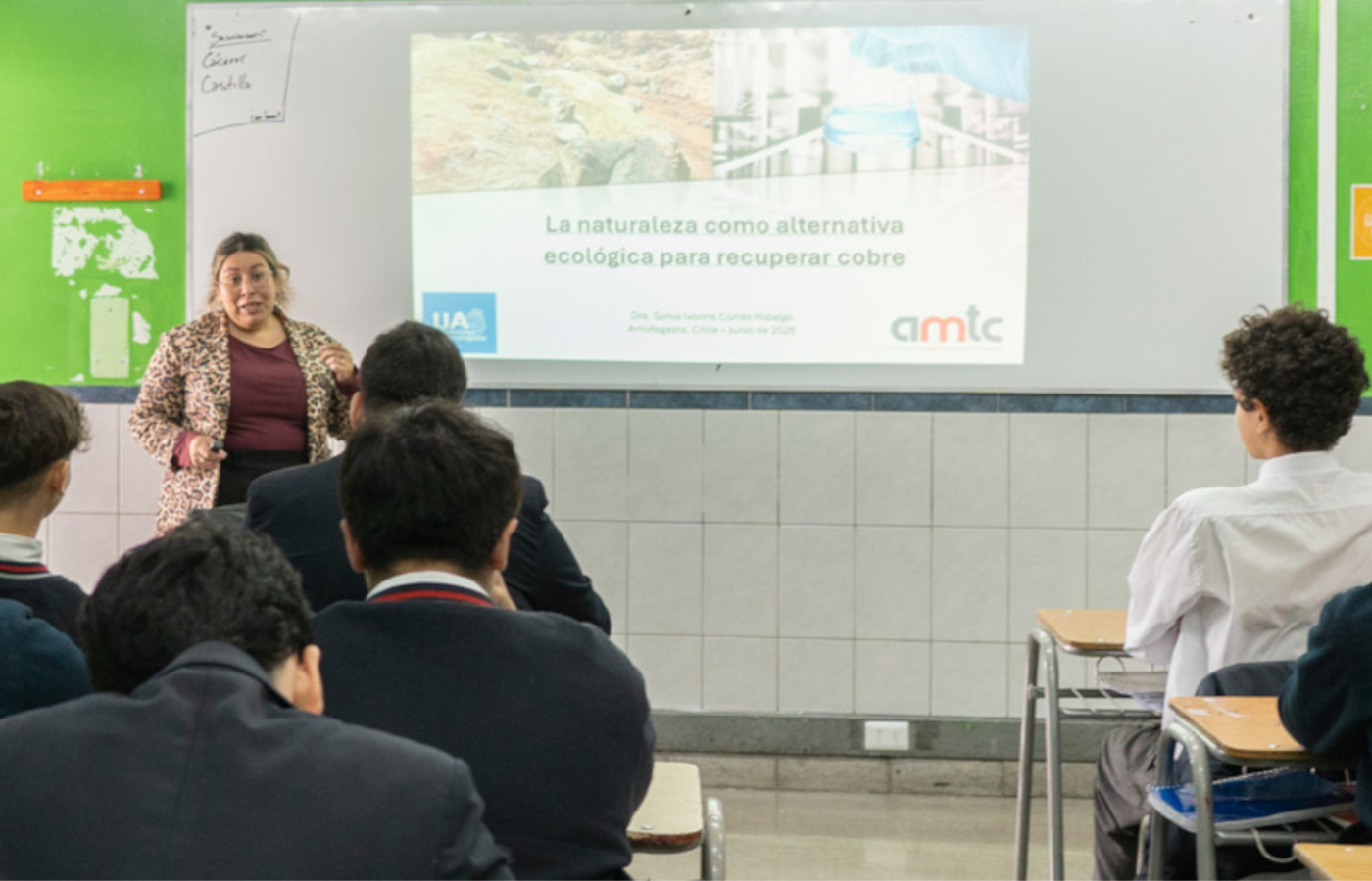 La Dra. Sonia Cortés, investigadora de la línea de Hidrometalurgia de Vanguardia del AMTC, presentó innovadoras tecnologías que utilizan biomateriales y solventes verdes para avanzar hacia una minería más sostenible.| Foto: AMTC