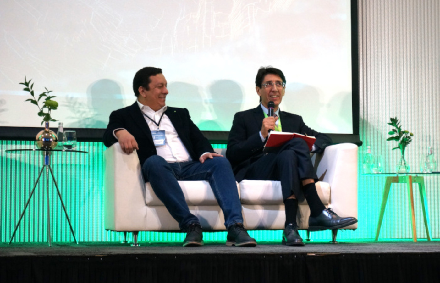 Jaime Caiceo, socio de IA & Data de Deloitte, y el Dr. Javier Ruiz del Solar.| Foto: AMTC