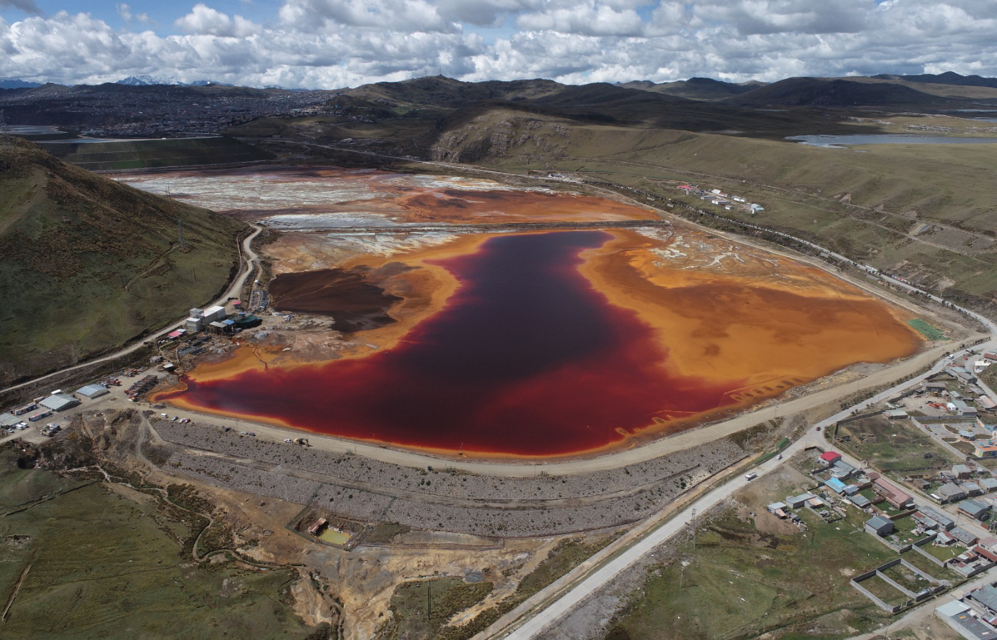 La iniciativa busca atraer inversión privada especializada para contribuir a la recuperación ambiental de Cerro de Pasco, mediante el reaprovechamiento económico de los residuos acumulados en el depósito de relaves Quiulacocha.| Foto: AMSAC