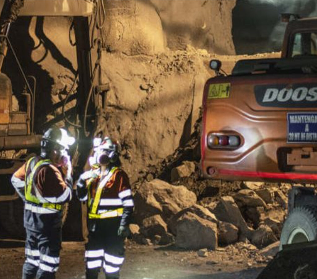 Con esta tecnología, el equipo de operaciones Mina supervisa y ejecuta el proceso completo de voladura subterránea desde una sala de control en superficie.| Foto: Nexa